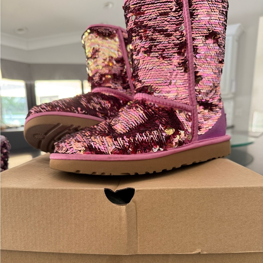 UGG classic short sequin with pink